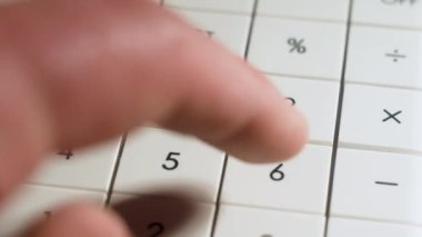 Kapatın, hesap makinesiyle çalışan iş verilerini hesaplayan, muhasebe belgelerini hazırlayan adam. Makro, yeni modern hesap makinesini kapat. Faturalar, vergiler, banka hesapları ve hesaplamalar