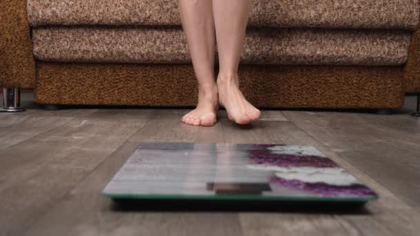 Mujer Revisando Sobrepeso Corporal Descalza Las Mujeres Escamas Miden Peso — Vídeos de Stock