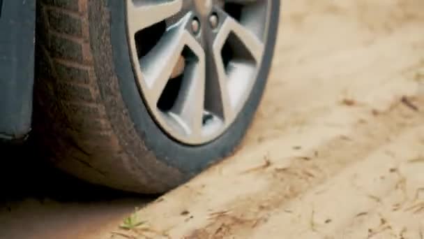 Car Chrome Wheel Rims Drives Sandy Road Close Rotating Tyre — Stock Video