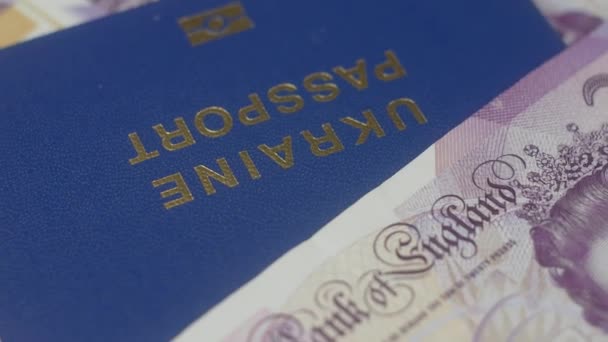 Банкноты Английский Фунт Паспорт Крупным Планом Таблица Переговоров Украины Евросоюзом — стоковое видео