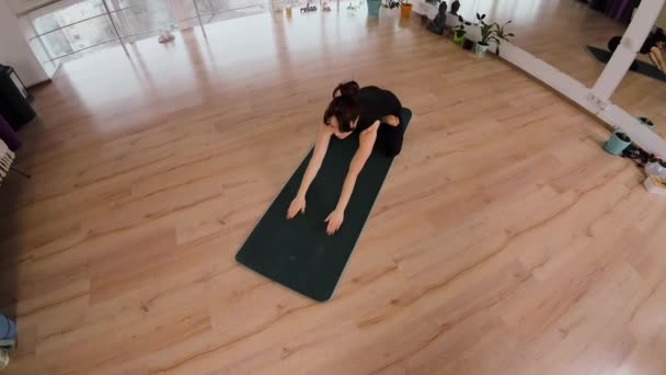 Giovane Donna Asiatica Che Esercizio Equilibrio Stretching Yoga Sportivo Tappeto — Video Stock