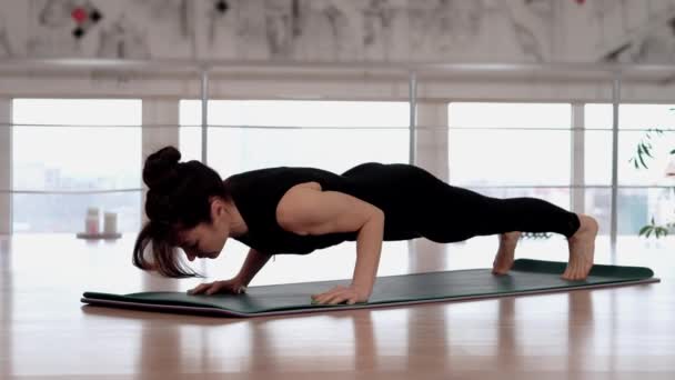 Genç Atletik Kız Fitness Stüdyosunda Yoga Eğitimi Alıyor Tahtada Duruyor — Stok video