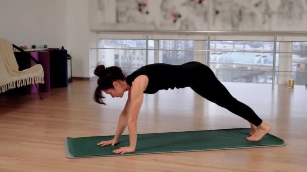 Yoga Yapan Kadın Köpek Pozu Veriyor Stüdyoda Esneklik Egzersizleri Yapan Video Klip
