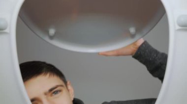 Tesisatçı çocuk lavabo pompası olmadan tuvalet kapağını açıyor. Kokuşmuş tuvaleti nasıl temizleyeceğini düşünen ergenler, oda temizliği rutinleri. Tuvaletin dibinden bak. Temizlik ve hijyen kavramı