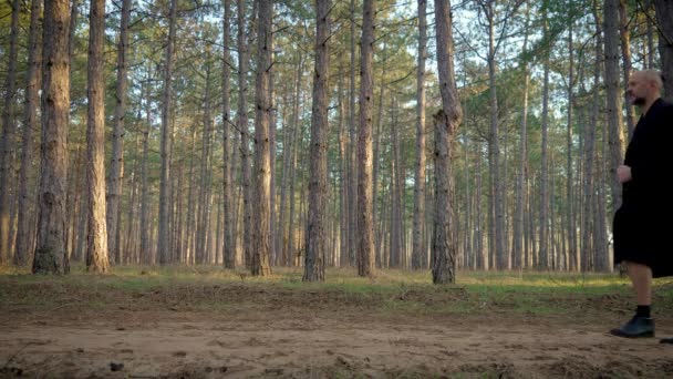 Szexuálisan Egészségtelen Férfi Kinyitja Kabátját Erdőben Meztelen Testét Mutatva Kiállító — Stock videók