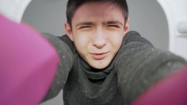 Teenager Gumových Rukavicích Znechuceně Zašklebí Když Ponoří Ruce Záchodu Aby — Stock video
