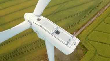 Rüzgar türbini jeneratörü yazın buğday tarlasında enerji üretir, modern yeşil yenilenebilir enerji santrali. Elektrik, ekolojik tasarruf ve alternatif güç kaynağı