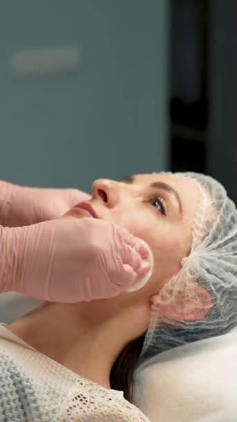 Kosmetolog Usuwa Krople Krwi Twarzy Kobiety Gąbką Bawełnianą Wstrzyknięciach Leków — Wideo stockowe