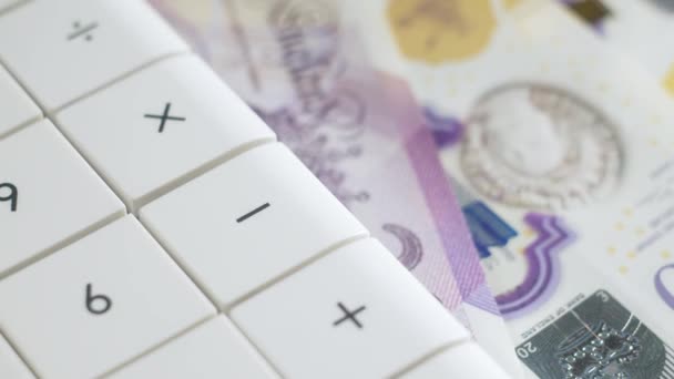 Analitycy Finansowi Analizują Biznesowe Raporty Finansowe Kalkulatorze Zbliżenie Funt Brytyjski — Wideo stockowe