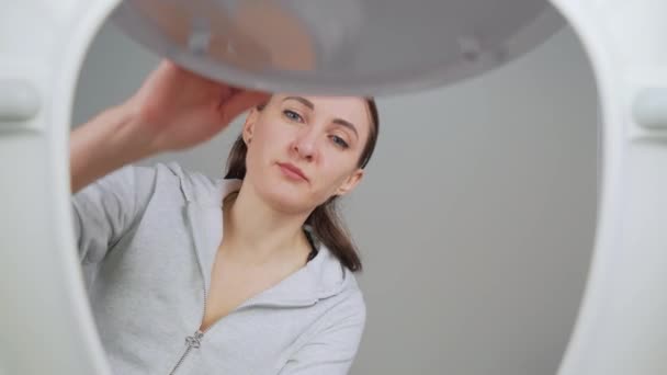 Mama Fiul Uită Toaletă Grimace Își Acoperă Nasul Mirosul Neplăcut — Videoclip de stoc