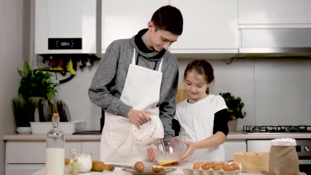 Εφηβικά Παιδιά Αγόρι Και Κορίτσι Μαγειρεύουν Μαζί Χτυπώντας Αυγά Μίξερ Royalty Free Βίντεο Αρχείου