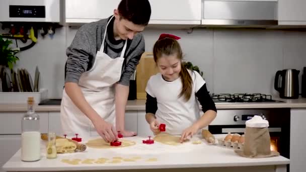 Oğlan Kız Önlük Giyip Mutfakta Hamuru Kurabiye Bıçağıyla Kesiyorlar Çocuklar Video Klip