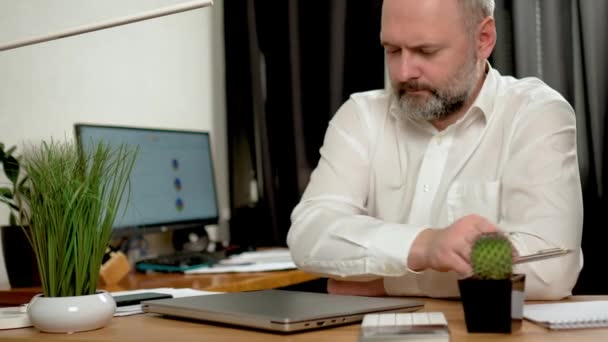 Adam Defteri Açar Klavyeye Yazmaya Başlar Ofis Masasında Sinirli Biri Telifsiz Stok Çekim