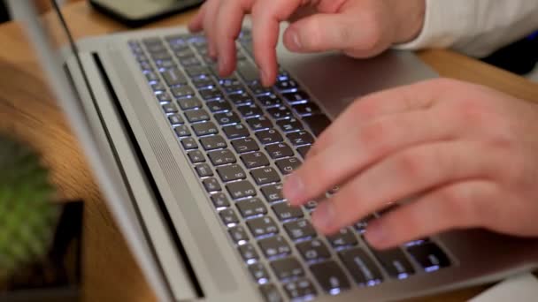 Πληκτρολογώντας Πληκτρολόγιο Laptop Από Κοντά Επιχειρηματίας Χέρια Απασχολημένος Εργάζονται Σημειωματάριο Royalty Free Βίντεο Αρχείου