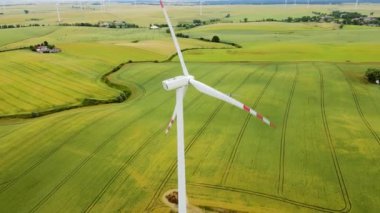 Günbatımında Geniş Yeşil Alanlar 'da Görkemli Hava Görünümü Yalnız Rüzgâr Türbini. Yenilenebilir enerji kaynaklarının popülerleştirilmesi ve sürdürülebilir kalkınma