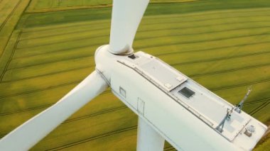 Drone 'dan Windmill Çiftliği' ne. Sinematik hava manzaralı geniş rüzgar türbinleri temiz sürdürülebilir enerji üretiyor. Dönen bıçaklar temiz elektrik enerjisi üretir