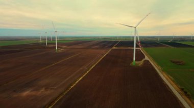 Dönen Bıçaklı Çoklu Rüzgar Türbinleri Temiz Elektrik Gücü Oluşturur. Yenilenebilir enerji kaynaklarının popülerleştirilmesi ve sürdürülebilir kalkınma