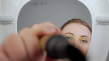 Ev kadını tuvalet kapağını açar, içine bakar, boruları ve kaseyi hijyenik fırçayla temizler. Tuvaletin dibinden bak. Temizlik ve hijyen kavramı