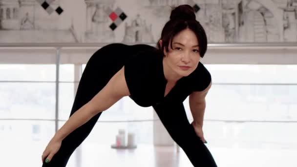 Spor Salonunda Yoga Spor Salonunda Sağlıklı Bir Kadın Prasarita Padottanasana — Stok video