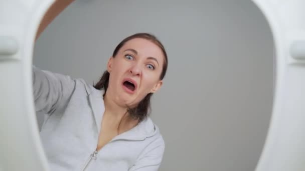 Женщина Сыном Стоящим Перед Туалетом Закрывая Лицо Ответ Неприятный Запах — стоковое видео