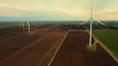 Rüzgar türbinli alanlar alternatif ekolojik enerji üretir, elektrik çiftliği. Elektrik tasarrufu kavramı ve alternatif güç kaynağı, ekolojik koruma