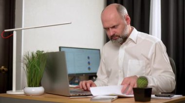 Yorgun adam dizüstü bilgisayarı kapatır, masasından kalkar kazara iç çamaşırını gösterir, arkasını kaşır ve gider. İş yerinde uygunsuz bir an, online meslek. Olgun yaş, orta yaş, orta yaş