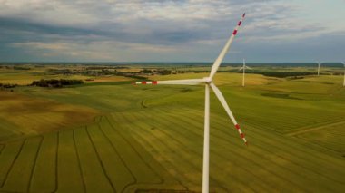 Yel değirmeni yeşil enerji dronu görüntüsü. Dönen bıçaklar temiz elektrik enerjisi üretir. Yenilenebilir enerji kaynaklarının popülerleştirilmesi ve sürdürülebilir kalkınma