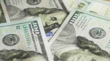 Yakından çek ya da 100 dolarlık banknotları dağıt. İşadamı nakit para sayıyor. Yatırım, para değişimi, rüşvet ya da yolsuzluk kavramı. Seçici odaklanma. İş dünyası