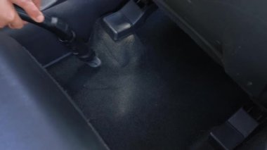 Zemin kattaki arabayı temizliyorum. Kuru dahili elektrikli süpürge, profesyonel bakım. Portatif elektrikli süpürge kullanarak kumun ve toprağın içini temizliyorum.