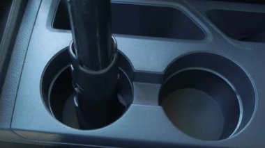 Erkek işçi araba yıkar. Otomobilin içindeki elektrikli süpürge tutacakları. Kuru temizleme ve araba temizliği. Araç içi bakım. Kapat.