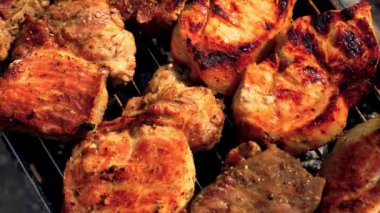 Cızırdayan Zevkler et ızgarasını mükemmelleştiriyor. Sulu, ağız sulandırıcı sonuçlar al. Izgara çizgili sulu biftek piknik kutlaması için hazırlanıyor.
