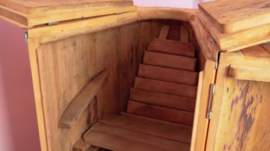 Spa salonunun yanındaki tabureyle sedir fidesi fıçısını açın. Kaplıcadaki ahşap sedir sıcak bitkisel varil tedavisini kapat.
