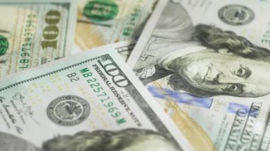 Dolar ağı, para geçmişi. Macro view USD banknotlar, finans. Dönüşümlü platformda 100 dolarlık banknotlardan oluşan yeni bir numune. Yığınla para.