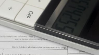 Ofiste çalışmak, mali raporları hesaplamak, hesap makinesini kullanarak evrakları düzenlemek. Yönetim konsepti muhasebe. Belgeler ve hesap makinesi masanda, kapat.