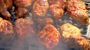 Izgarada pişen et yığını. Barbeküde marine edilmiş domuz eti.