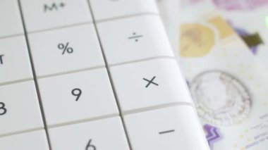 Para saymak için düğmeleri kapatan beyaz modern hesap makinesi. Fazla mesai yapmak ve bilanço hesaplamak başarılı bir işti. İş muhasebe işi konsepti. Para saymak