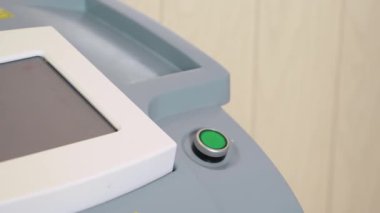 Tıbbi yağ temizleme cihazı başlamaya hazır. Güç düğmesi kriyolipolizisini kapat. Kriyoterapi, güzellik uzmanı kozmetik kabini ya da spa merkezi işletiyor.