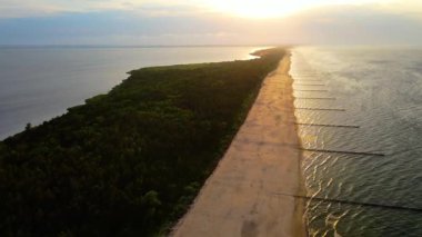 Sunset 'teki Sahil Ormanı Yarımadası' nın havadan görünüşü. Zaman ve doğa tarafından şekillendirilmiş büyüleyici manzara.