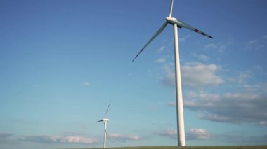 Rüzgar jeneratörünü kullanarak elektrik üretimi. Kırsal bir çiftlikte dönen kırsal rüzgar türbini. Endüstrideki zehirli emisyonları azaltmak için etkili yöntemler