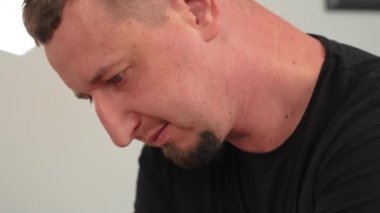 Rehabilitasyon merkezinde masaj yapan profesyonel erkek masözün portresi. Erkekler spa, kuaför salonu ya da masaj odası gibi profesyonel alanlarda çalışırlar.