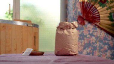 Kaplıca tedavilerinde kullanılmak üzere kurumuş şifalı bitkilerle dolu kağıt torba sauna ve insan vücudunda tıbbi pozitif etki yaratmak için bitkisel ilaç fıçısı. Kozmetik bakım, yenilenme, cilt gerdirme, mükemmel.