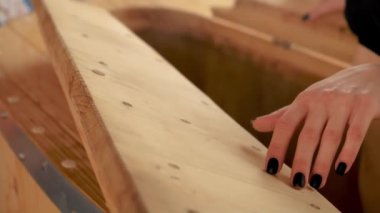 Müşteri kız elini ahşap bir fıçının üzerinden geçirir ve prosedürün başlamasından ve buharlaşan şifalı otlardan hoşlanır. Tahta fitil fıçısı, içine bank yerleştirilir, kimin üzerine oturtulur