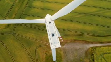Hava görüşlü rüzgar türbini, yenilenebilir enerji üretmek için rüzgarın gücüyle sahada duruyor. Dönen bıçaklar temiz elektrik enerjisi üretir. Yenilenebilir enerji kaynaklarının popülerleştirilmesi ve sürdürülebilir