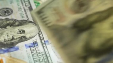 Yavaş çekim düşen para dolar, kazanç, zengin, kar, ikramiye. Yüz dolar mı? Yeşil yüz dolarlık banknotlar masanın üzerine düşüyor. Yakın plan.