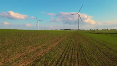 Rüzgar jeneratöründen çevre dostu elektrik. Dönen rüzgar türbinleri ile kırsal alan. Temiz ve sağlıklı gezegen için zehirli atıkların en aza indirgenmesi