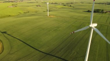 Rüzgar enerjisi üretimi: Rüzgâr türbinleri devrede. Kırsal kesimlerde dönen bıçakları olan tarım yel değirmeni. Çevre temizliği için atık yönetimi