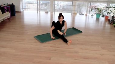 Formda bir kadın elleri üzerinde duruyor, esniyor ve içeride jimnastik yapıyor. Ashtavakrasana pozu veren bir kadın. Zen sağlığı dişisi zihinsel gelişim için asana pozu veriyor.