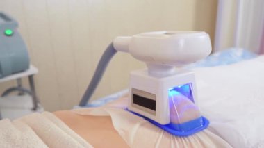 Sağlık ve zayıflama programı. Donanım figür düzeltmesi. Kriyolipolisis vücut şekillendirme tedavisi. Profesyonel kozmetik dolabında ya da kaplıcada kriyolipoz alan bir kadın.