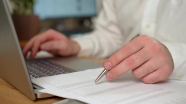 Laptop ve kalem elinizin altında. Finansal yatırım, finansal belge verilerindeki iş ve pazarlama büyümesini analiz etmek. İş adamı ya da muhasebeci. Ofis masası, işyeri, birey