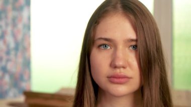 Kaplıca salonundaki güzel kız. Yüzünüzü kapatın. Doğal kozmetik ürünleri ve cilt bakımı. Genç kadınlar güzellik portresi yapıyor. Büyüleyici sakin kız.